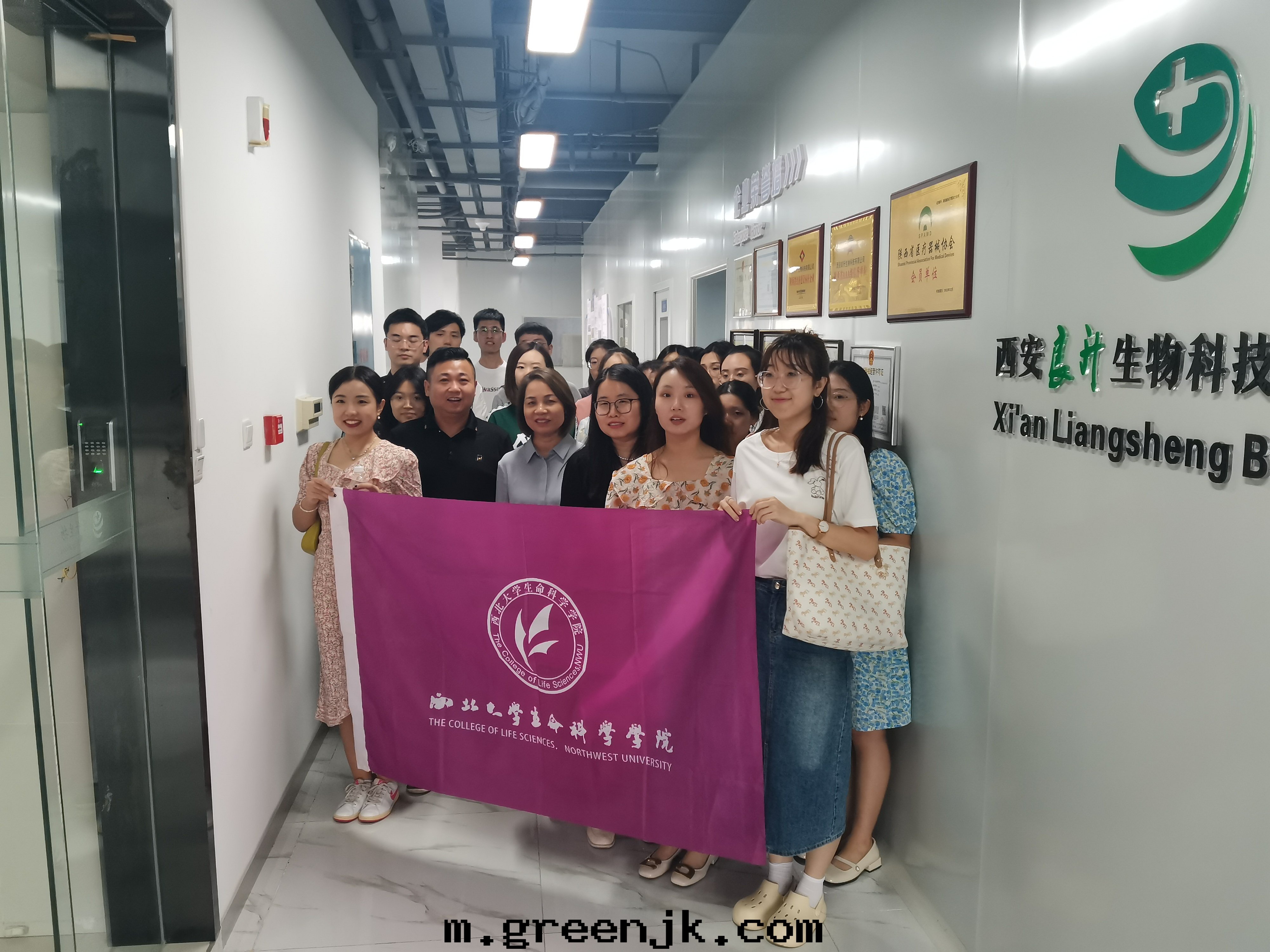 西北(běi)大学生(shēng)命科学学院(yuàn)畢業生(shēng)来(lái)訪參觀，了(le)解(jiě)診斷試劑企業發(fà)展(zhǎn)